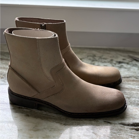 Men\'s Suede Chukka Boots in Taupe